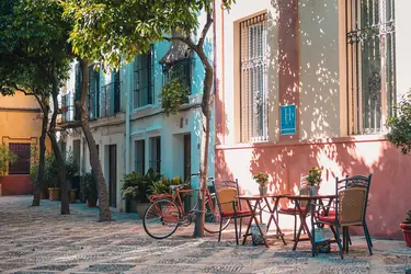 A red bike outside a café