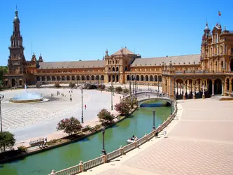 Plaza de España, with its canal and bridges